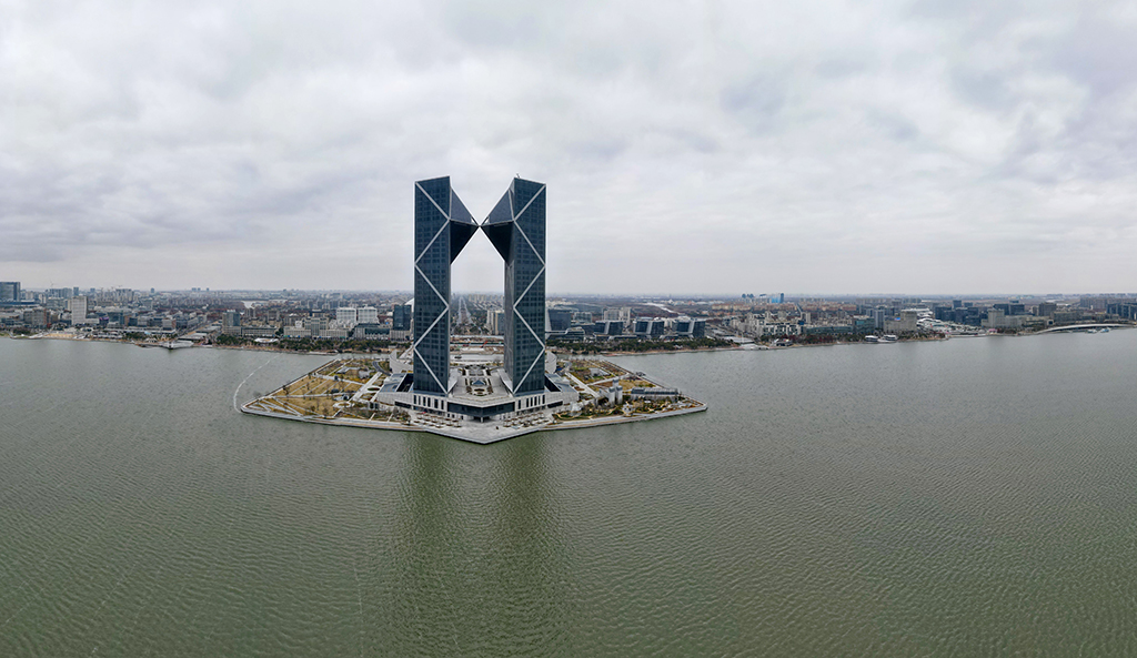 1月29日拍攝的位於滴水湖畔的臨港西島中銀金融中心雙子塔樓(無人機全景照片)。