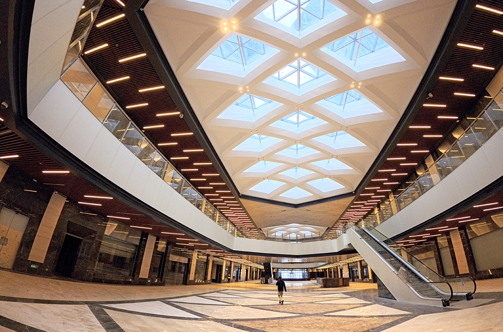 1月29日拍攝的中銀金融中心裙樓中庭大堂內景。