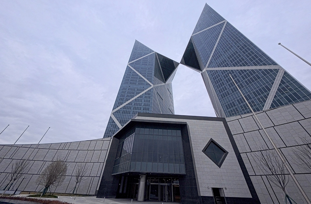 1月29日拍攝的位於滴水湖畔的臨港西島中銀金融中心雙子塔樓。