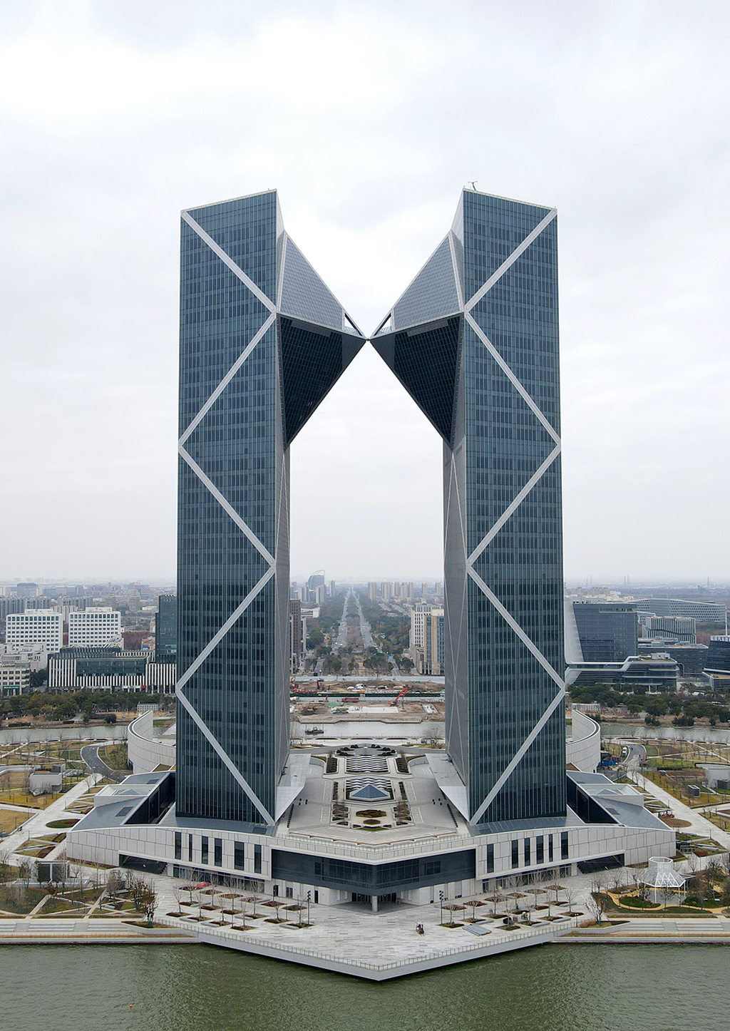 1月29日拍攝的位於滴水湖畔的臨港西島中銀金融中心雙子塔樓（無人機照片）。