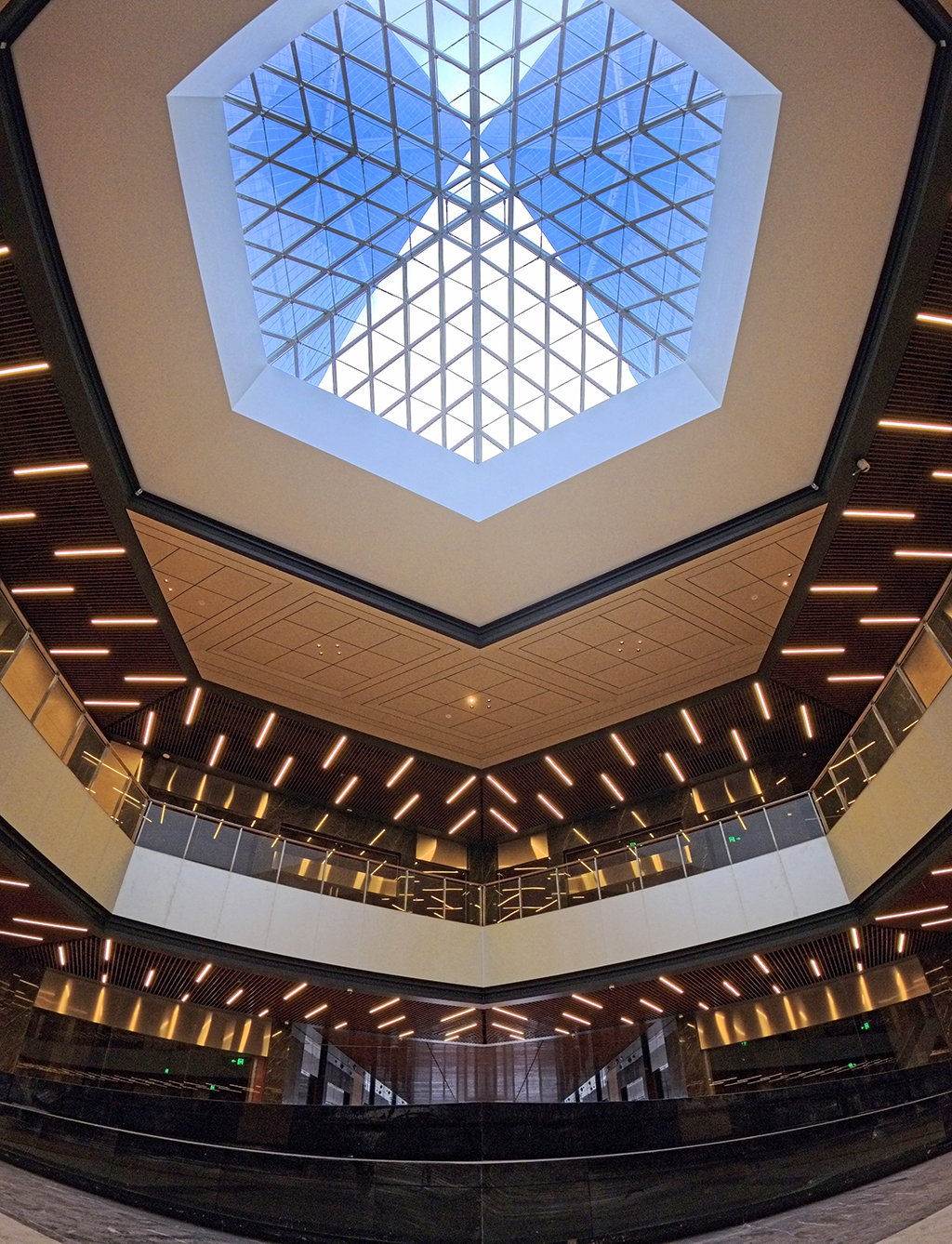 1月29日，從中銀金融中心裙樓中庭鏤空天窗觀看雙子塔樓錐形銜接處（上）。