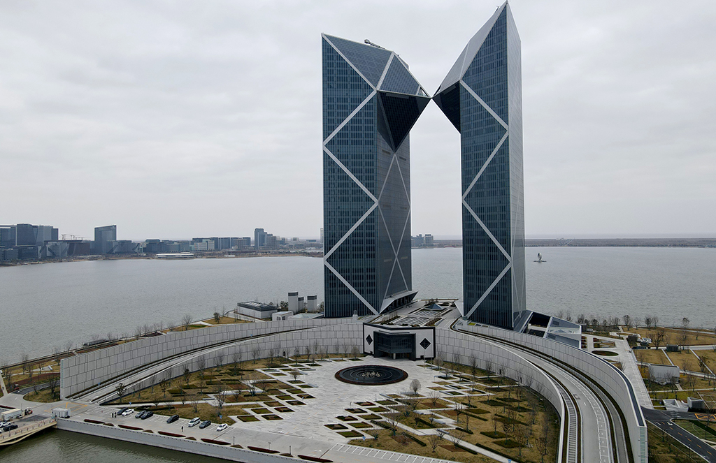 1月29日拍攝的位於滴水湖畔的臨港西島中銀金融中心雙子塔樓（無人機照片）。