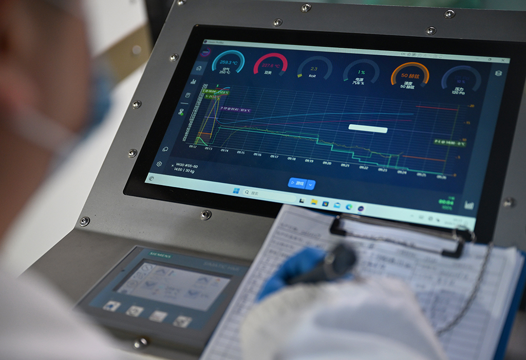 1月27日，在河南濮阳县的中国（濮阳）埃塞咖啡产业示范园烘焙车间，工作人员在记录咖啡豆烘焙数据。