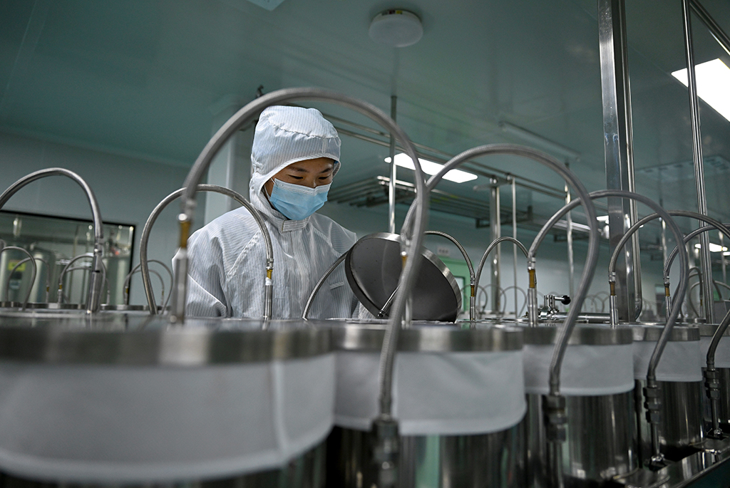 1月27日，在河南濮阳县的中国（濮阳）埃塞咖啡产业示范园冷萃车间，工作人员在查看咖啡冷萃程度。