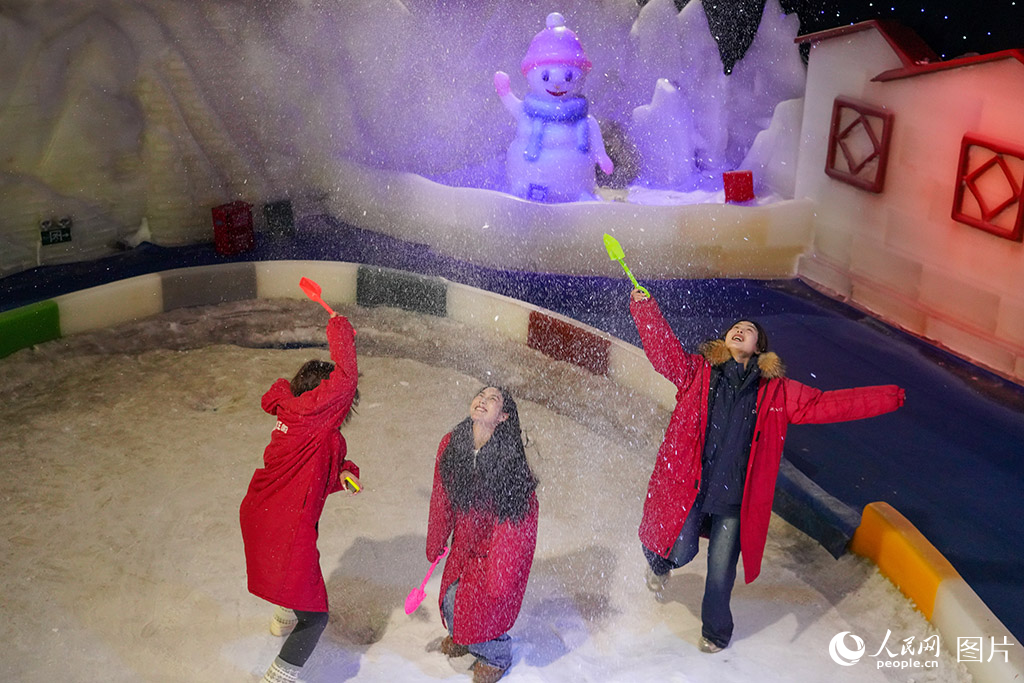 2026年1月27日，在浙江宁波江北区甬江街道达人村，市民在室内冰雪乐园开心玩耍。人民网 章勇涛摄
