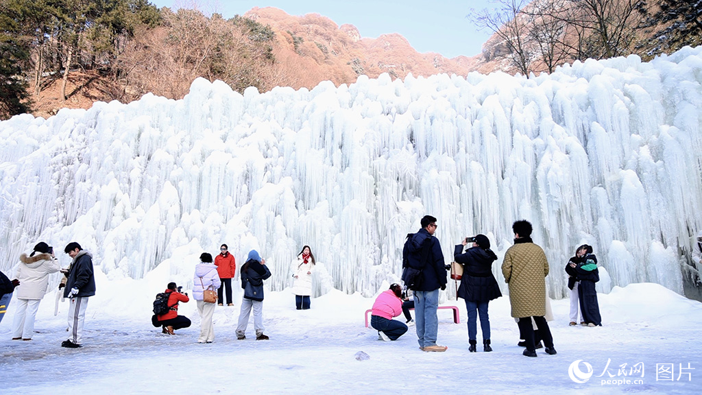 2026年1月26日，游客在陕西西安翠华山景区冰瀑前游览留影。人民网记者 李志强摄