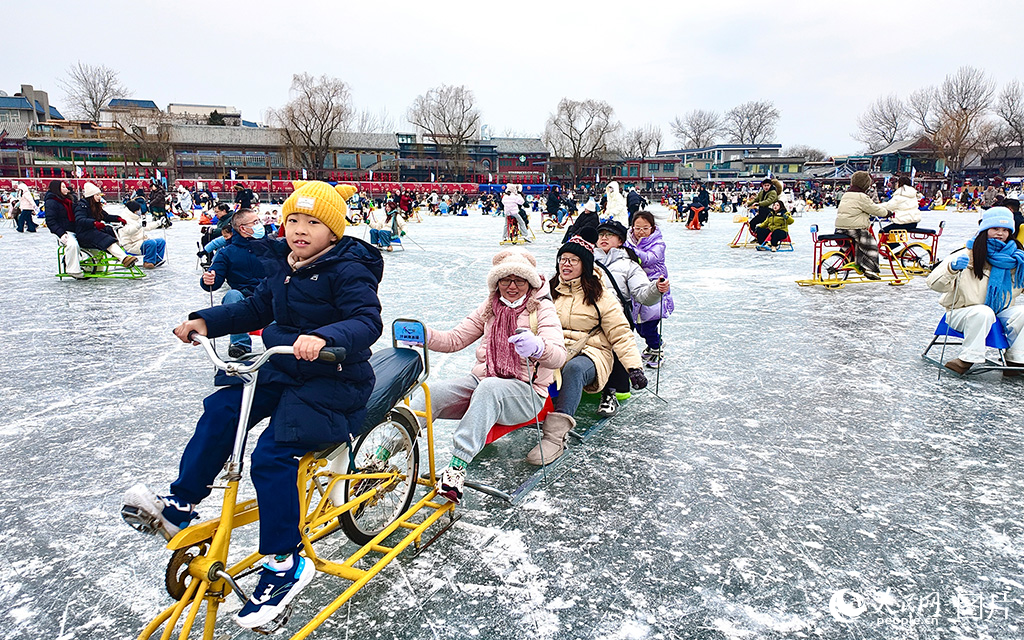 2026年1月25日，北京西城区什刹海冰场前海、后海相继开放，热度持续攀升。天然的冰面、分区运营与全天候开放，使这里不仅成为本地市民和游客钟爱的“老牌冬季打卡地”，也日渐成为外国游客体验北京冰雪文化的重要一站。人民网记者 李世奇摄
