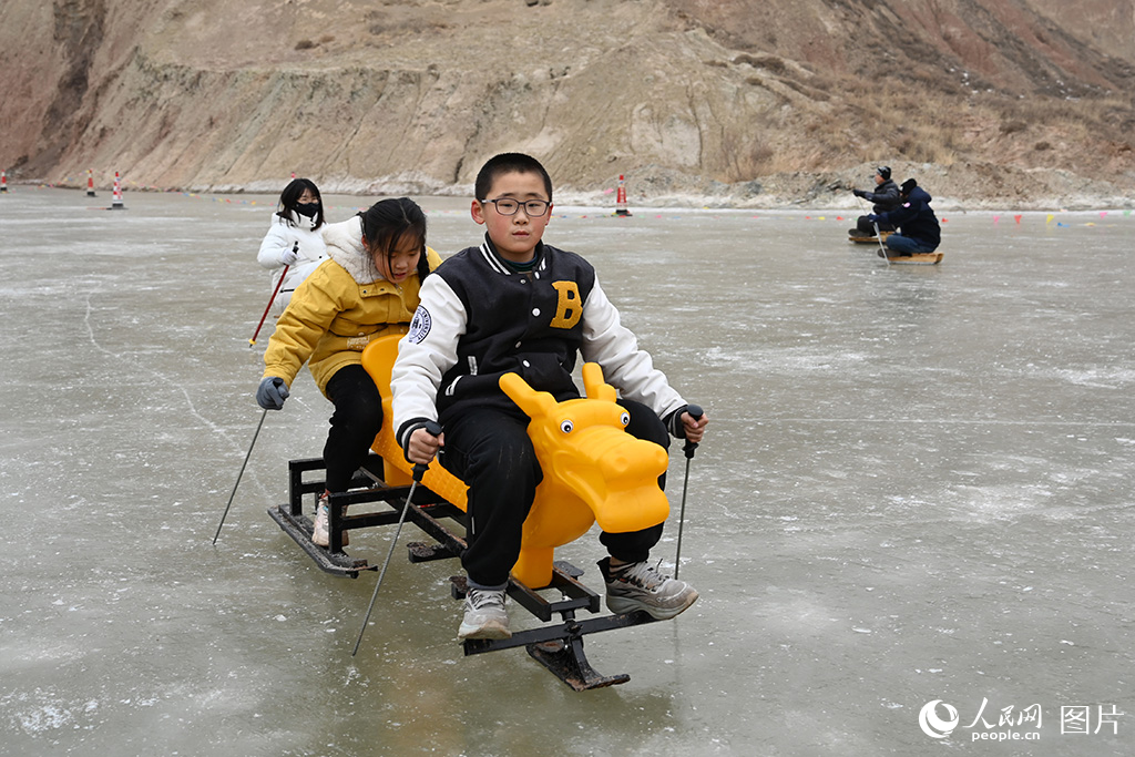 2026年1月25日，两位小朋友在甘肃兰州水居丹霞滑冰场滑冰。人民网 席娟娟摄