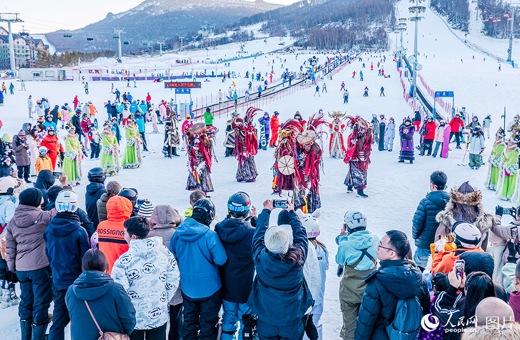 2025-2026雪季，河北张家口太舞滑雪场变身沉浸式舞台，大型民族歌舞《盛世契丹·春捺钵》首演吸引众多滑雪爱好者驻足观看。人民网记者 李兆民摄