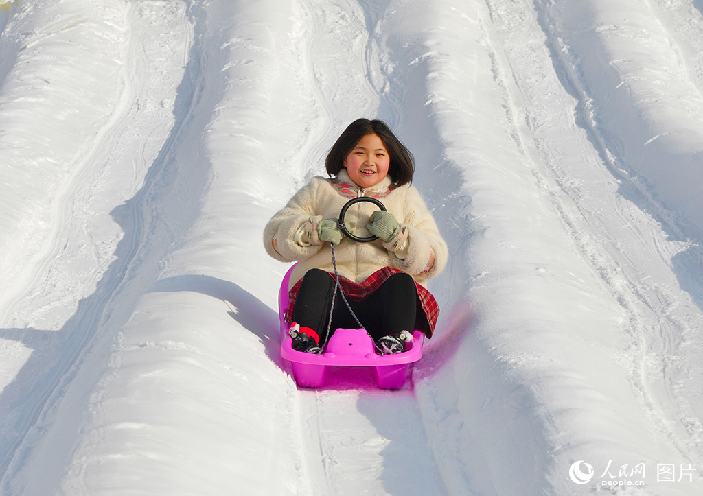 2026年1月22日，小朋友在宁夏银川阅海滑雪场畅享冰雪乐趣。人民网记者 梁宏鑫摄