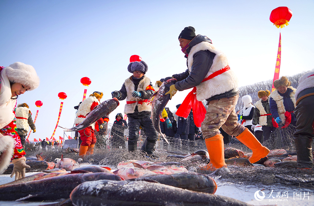 2026年1月15日，在黑龙江省牡丹江市，中国·镜泊湖第十一届冬捕节活动精彩上演。人民网记者 苏靖刚摄