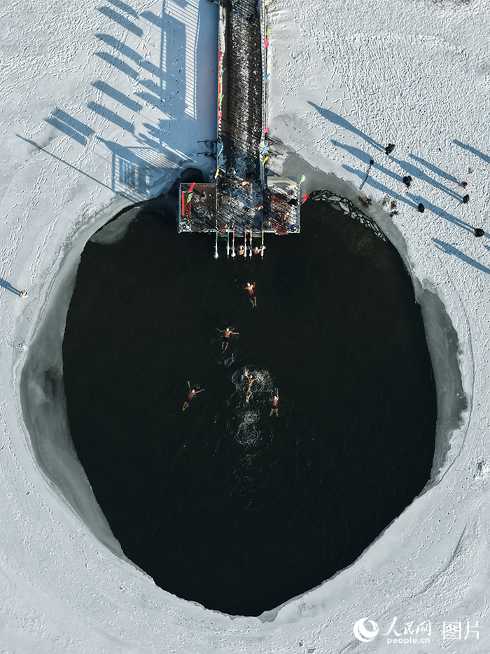 2026年1月10日，一群冬泳爱好者在吉林长春南湖公园畅游。人民网记者 李洋摄