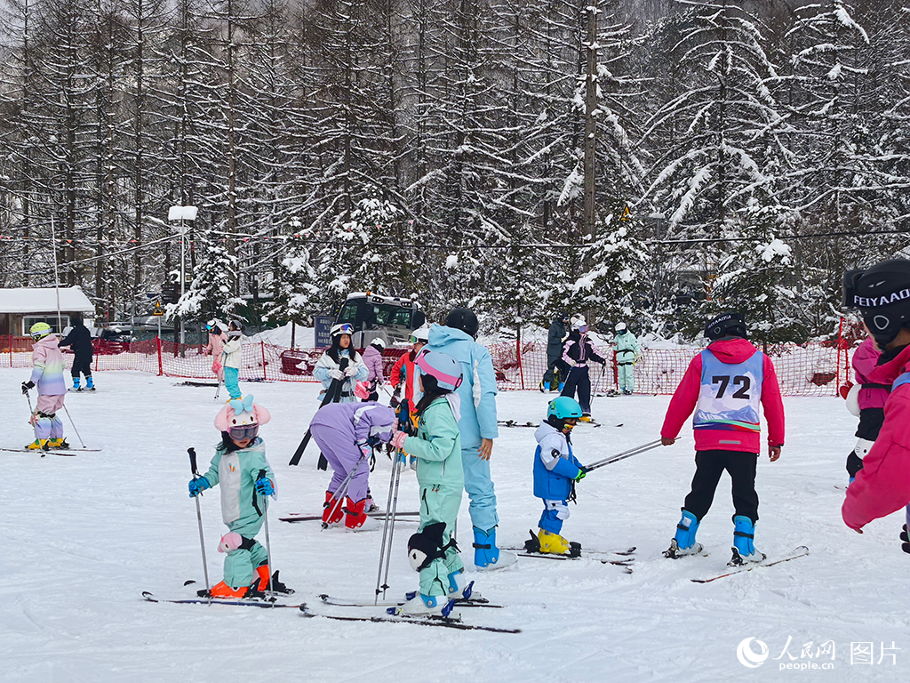 2026年1月3日，正值元旦假期，湖北神农架一家滑雪场游客众多，不少家长带着孩子体验滑雪。人民网记者 周雯摄