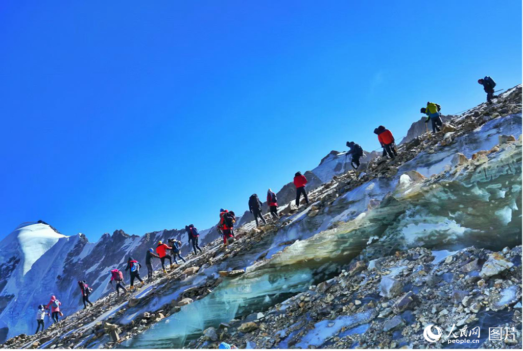 2025年10月22日，西藏登山爱好者在距拉萨约130公里的洛堆峰进行登山活动。人民网记者 次仁罗布摄