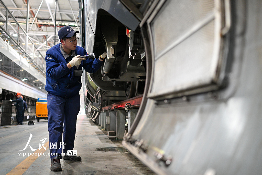 江蘇南京：動車“體檢”迎春運【7】