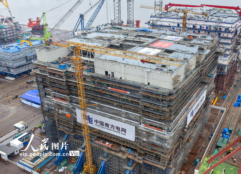 江苏南通:海陆一体海上风电柔直输电工程海上换流站封顶【2】
