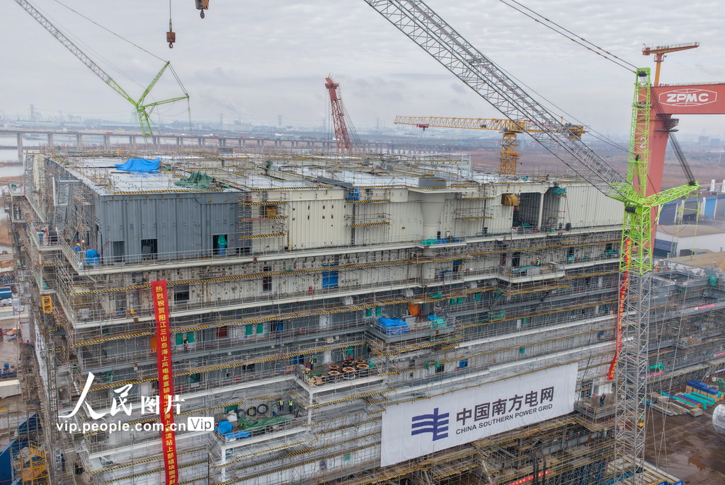 江苏南通:海陆一体海上风电柔直输电工程海上换流站封顶【3】