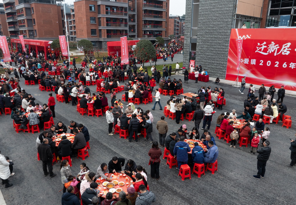 1月31日，在四川省宜賓市筠連縣沐愛鎮金坪村搬遷安置區，受災群眾舉辦百家宴迎接新年（無人機照片）。