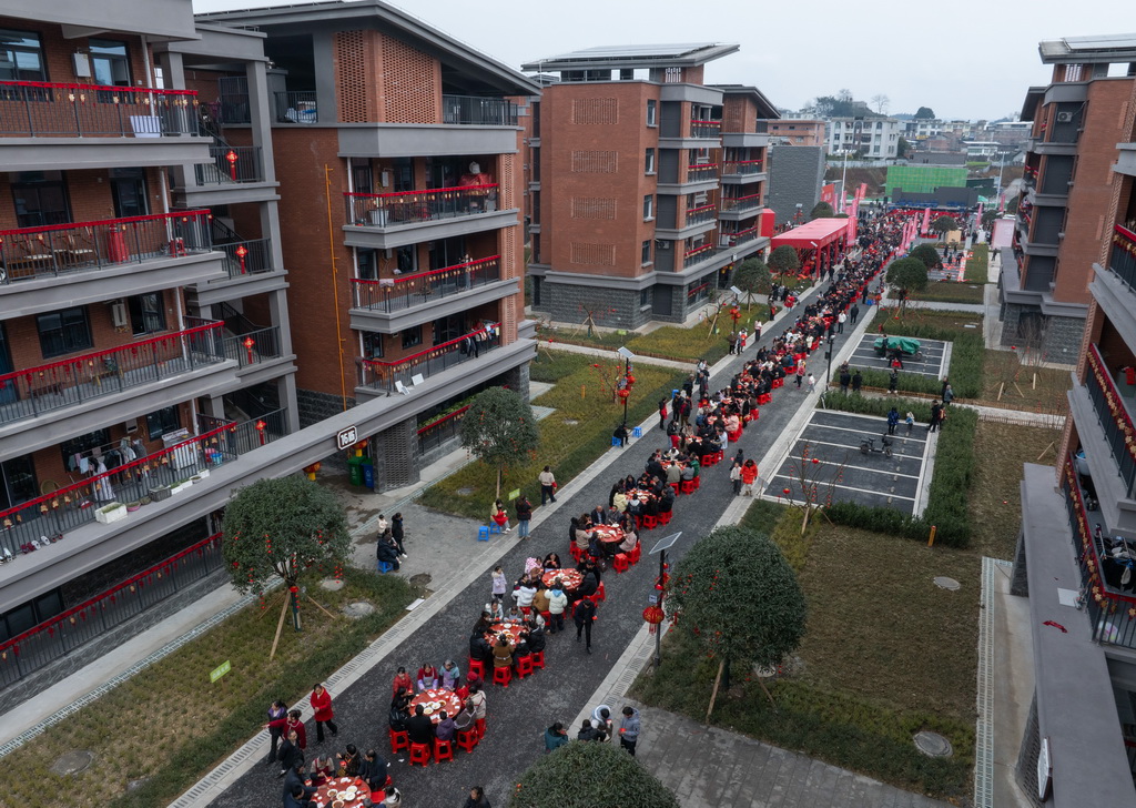 1月31日，在四川省宜賓市筠連縣沐愛鎮金坪村搬遷安置區，受災群眾舉辦百家宴迎接新年（無人機照片）。