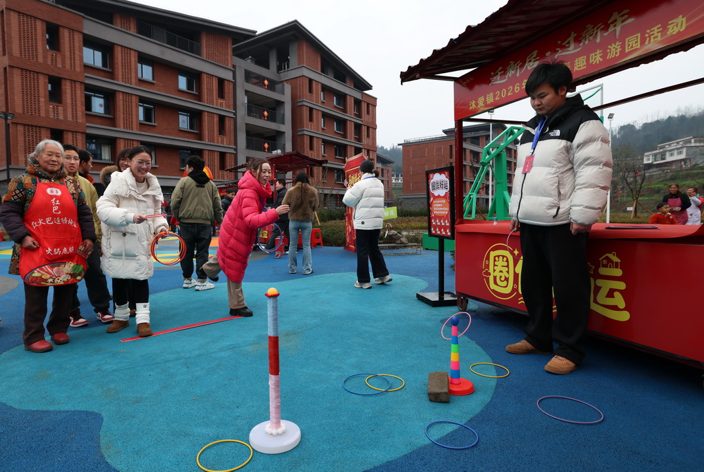 1月31日，在四川省宜賓市筠連縣沐愛鎮金坪村搬遷安置區，受災群眾在新居前玩游戲。