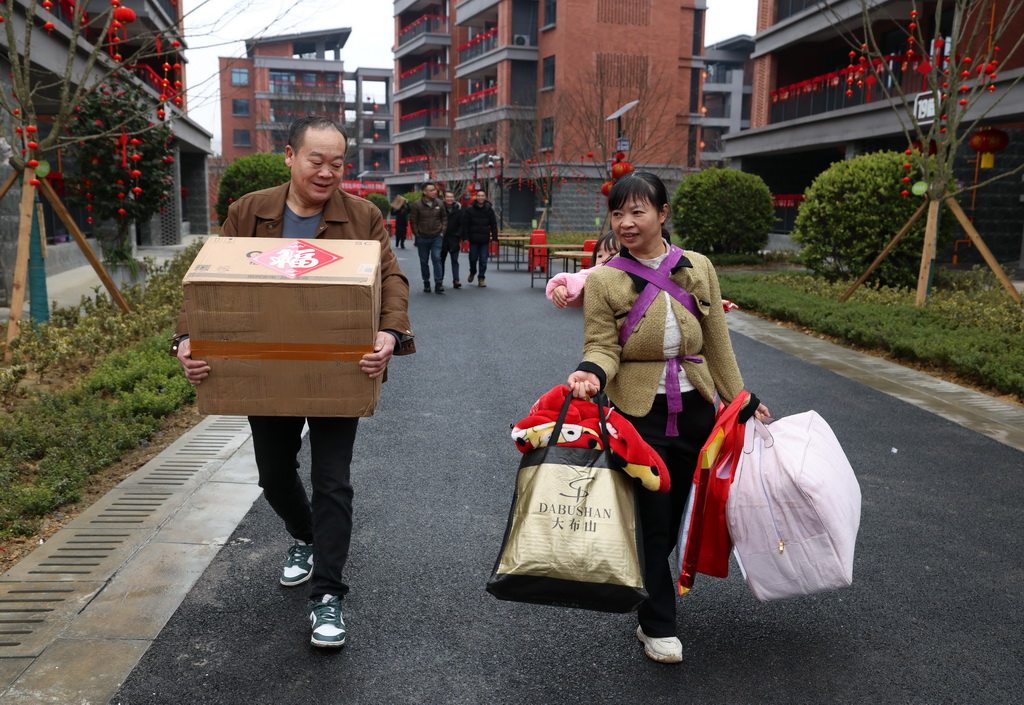 1月31日，在四川省宜賓市筠連縣沐愛鎮金坪村搬遷安置區，喜遷新居的受災群眾領取免費物資。