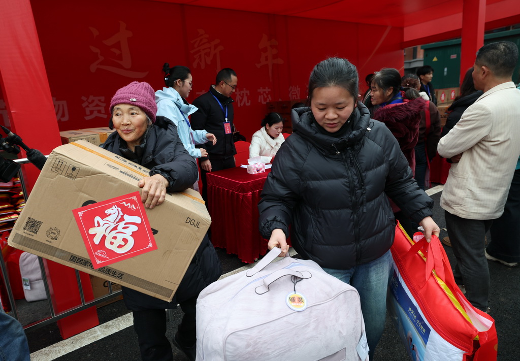 1月31日，在四川省宜賓市筠連縣沐愛鎮金坪村搬遷安置區，喜遷新居的受災群眾領取免費物資。