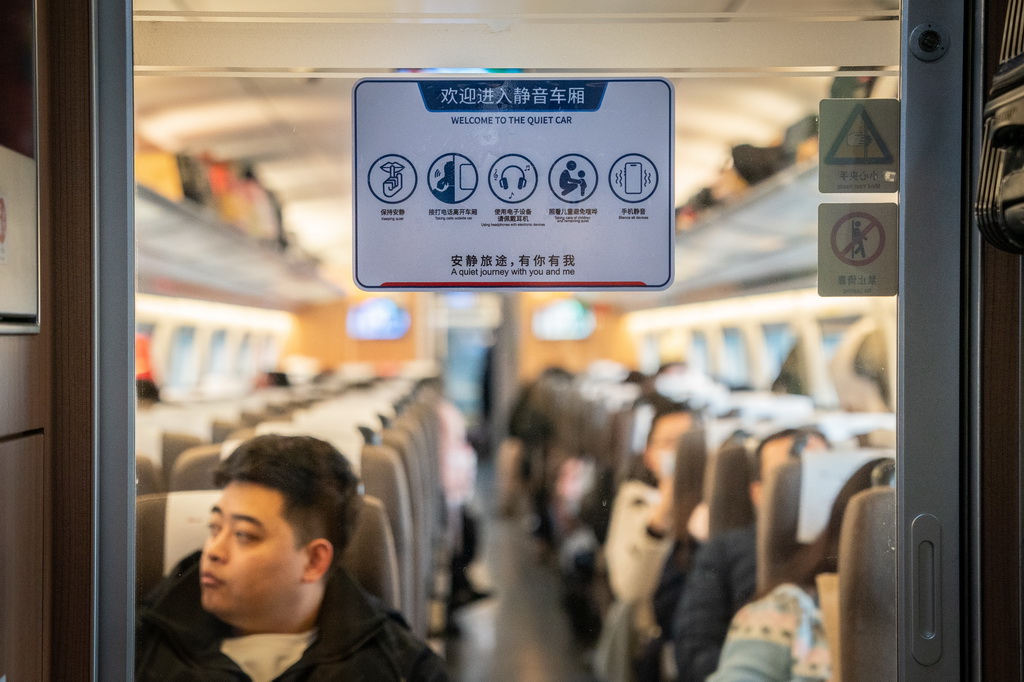 2月1日,乘客在G54次列车静音车厢内。新华社记者 杜宇 摄