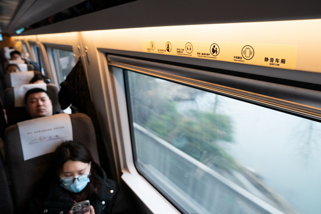 2月1日,乘客在G54次列车静音车厢内。新华社记者 杜宇 摄