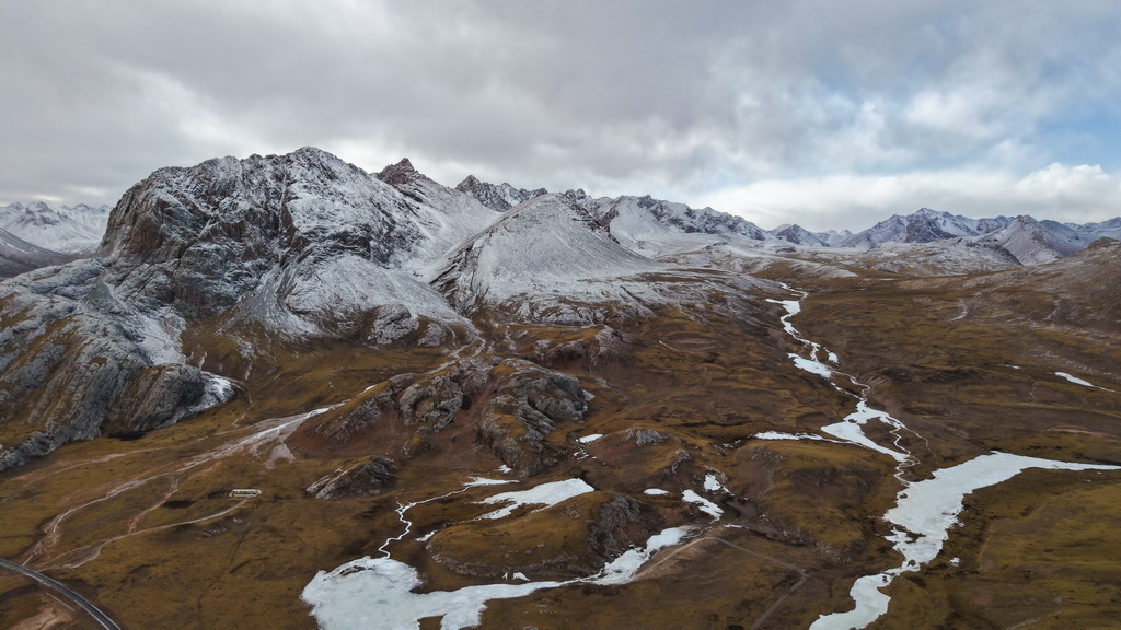 这是1月30日在青海省玉树藏族自治州杂多县境内拍摄的冬景风光(无人机照片)。