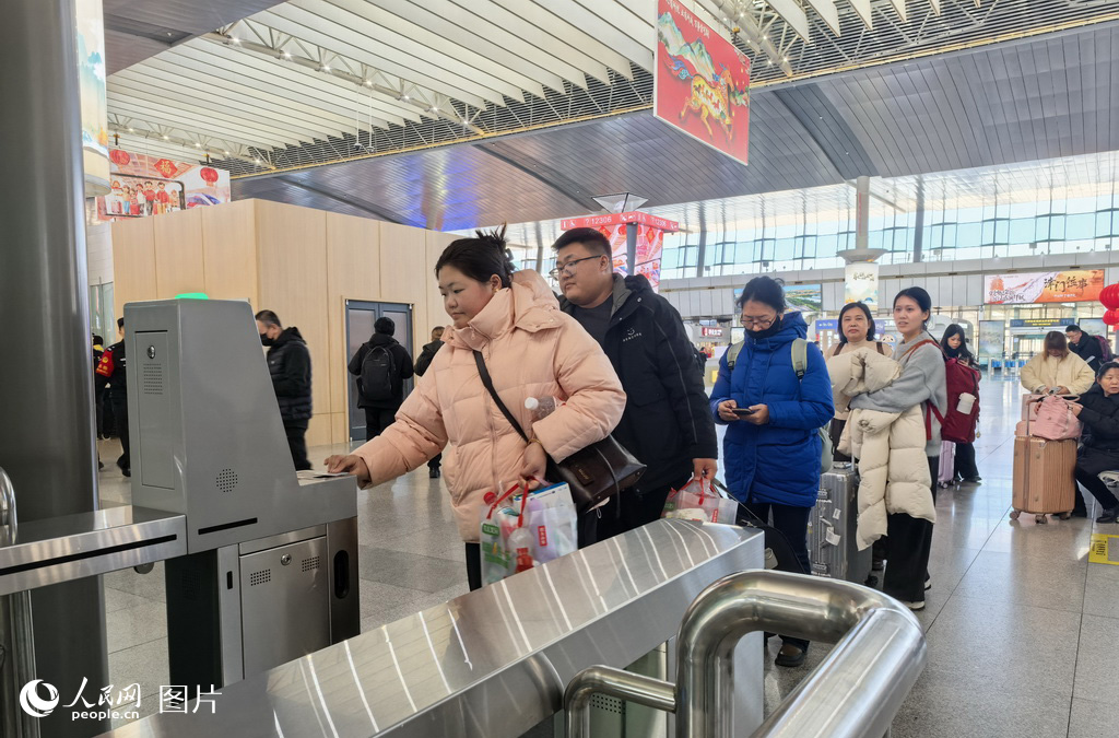 2026年春運首日，天津站內，旅客檢票乘車。人民網記者 陶建攝