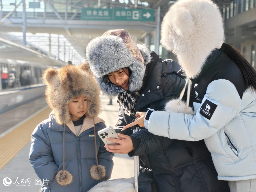 2月2日春運首日，中國鐵路沈陽局集團有限公司長春車務段扶余北站，出行小旅客滿心歡喜迎接即將開啟的旅程。人民網記者 王海躍攝