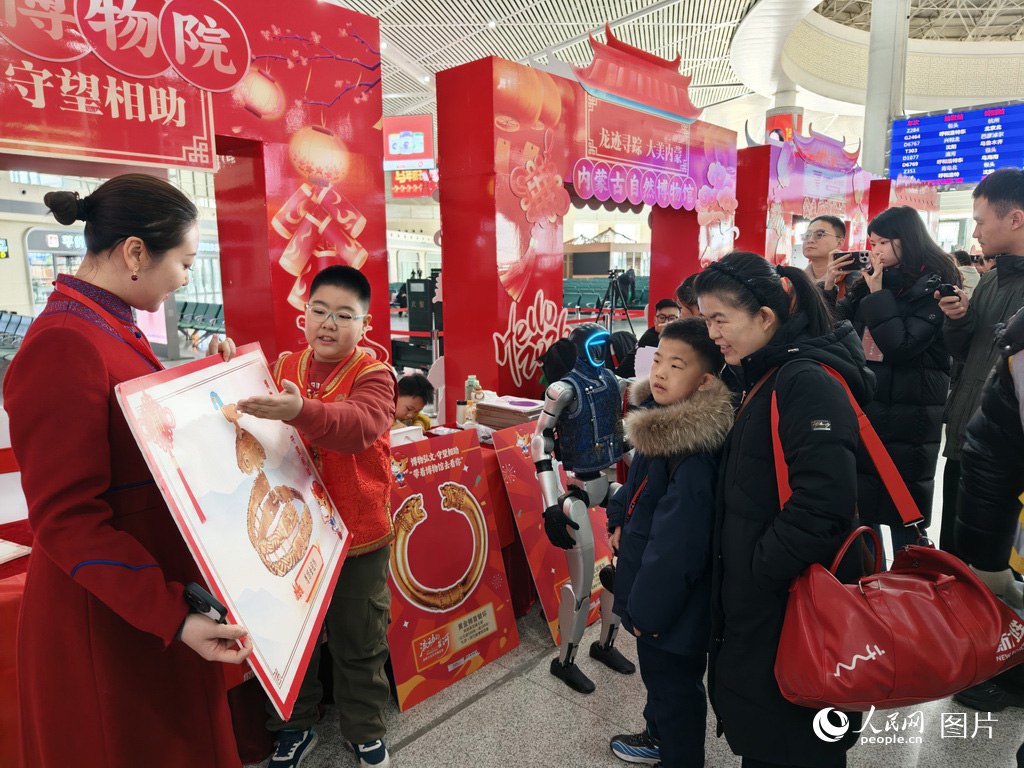 2月2日，內蒙古博物院小小講解員在呼和浩特東站向旅客講述文物的故事，為旅客帶來一場奇妙的博物館之旅。人民網記者 趙夢月攝