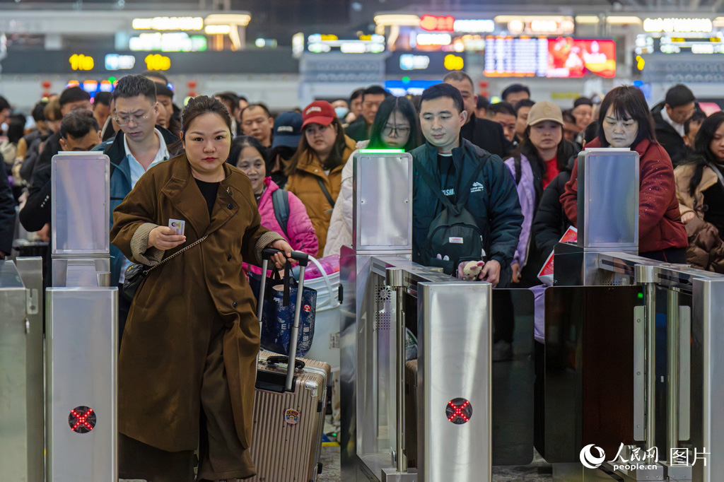 2月2日清晨5點多，深圳地區首趟春運列車的旅客檢票進站。人民網王星攝