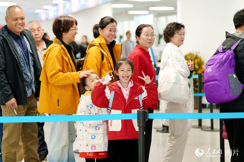 2月2日，在海口新海港市民游客正在有序登船。人民網記者 符武平攝