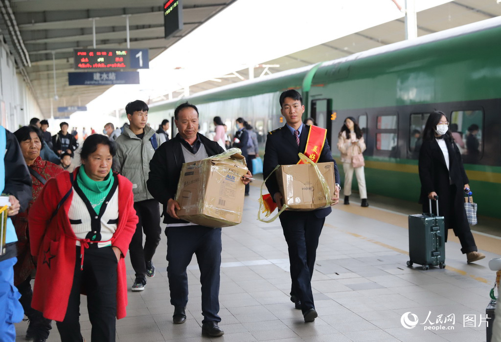 2月2日，雲南建水站志願者幫助乘客搬運行李。人民網記者 李發興攝
