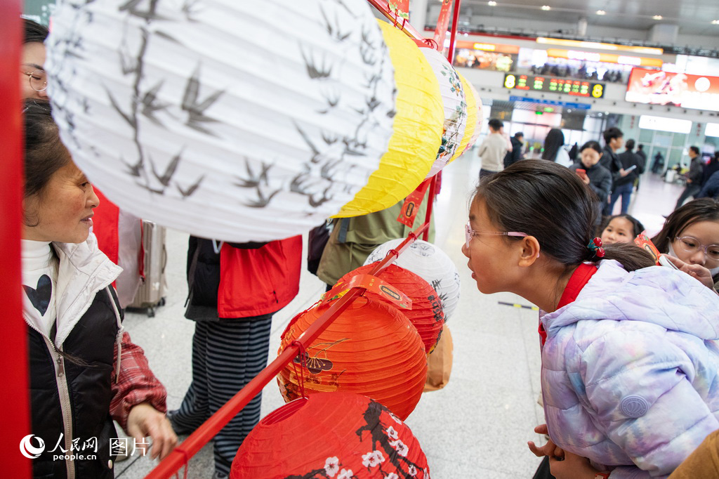 2月2日，春運首日，福建福州火車站候車大廳精心布置了猜燈謎活動，為旅客的旅途增添節日氛圍。 人民網記者 焦艷攝