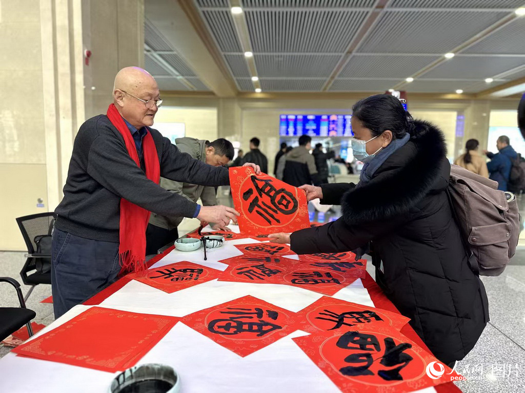 2、2月2日，濟南站舉辦“送福”活動，書法家現場揮毫潑墨，將“福”字贈予過往旅客，送上新春祝福。人民網記者 喬姝攝