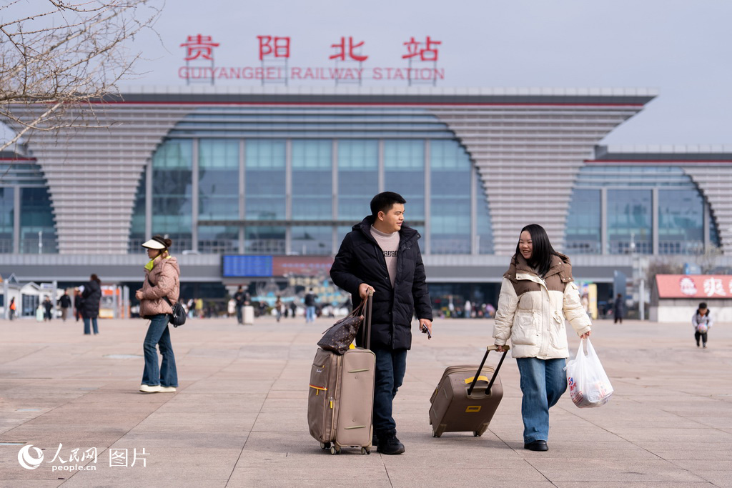 1月31日，從外地返回貴州的旅客走出貴陽北站。人民網記者 涂敏攝