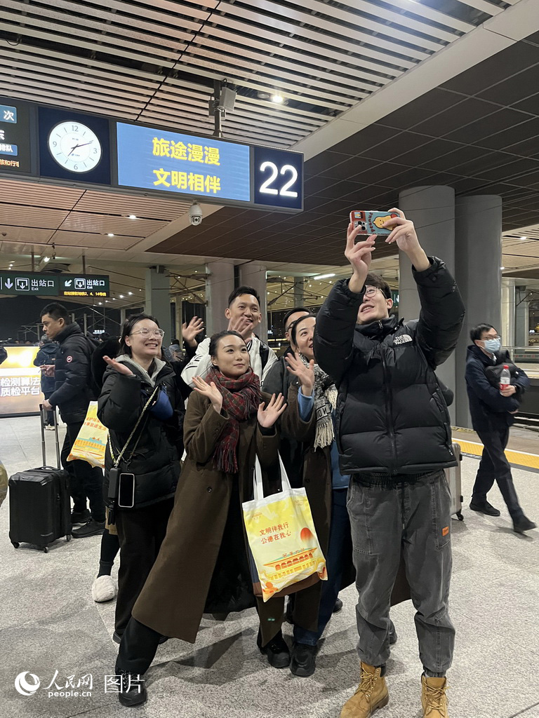 1月29日，旅客在西安北站合影留念，現場歡聲笑語不斷。人民網記者 白鴿攝