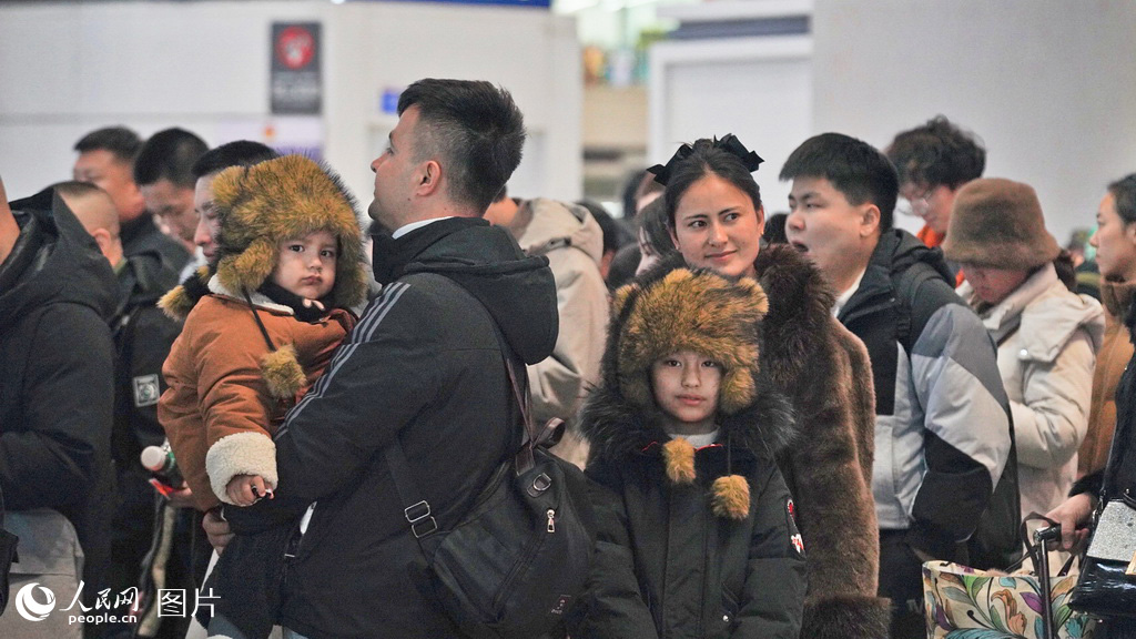 2月2日，烏魯木齊高鐵站內人頭攢動，即將乘車回家的旅客們有說有笑。人民網記者 李欣洋攝
