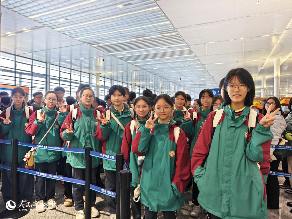 2月2日上午8時25分，港珠澳大橋珠海公路口岸，來自貴州遵義的中學生們准備出境前往澳門參加研學活動。人民網記者 王雅蝶攝