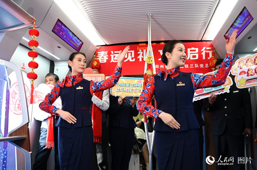 2月2日上午10點，鄭州新鄭機場開往開封的C2768次城際列車上，乘務員向旅客演示手語，給大家帶去新年的問候。人民網記者王玉興攝