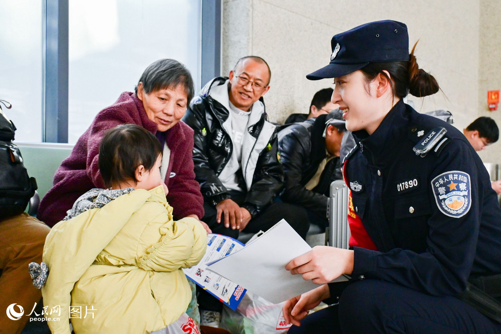 2月2日，石家庄鐵路公安處的民警在雄安新區白洋澱站開展了一場安全宣傳活動，通過發放資料、展板講解、快板表演等多種形式，向廣大出行旅客普及安全知識。人民網記者 宋燁文攝