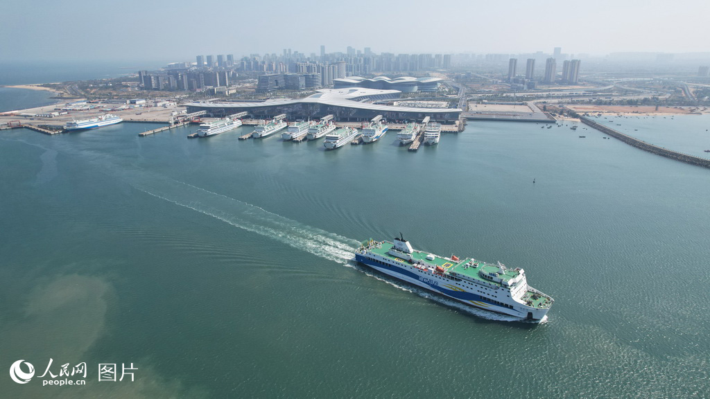 2月2日上午，春運首日。一艘輪船駛出海口新海港。 人民網記者 孟凡盛攝