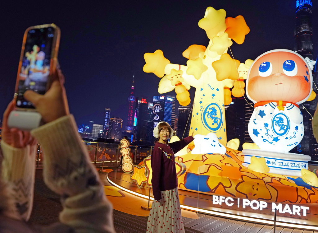 2月1日晚，游客在BFC外滩金融中心露台上的灯组前留影。