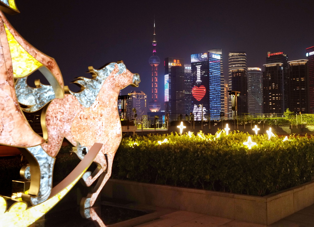 2月1日晚,BFC外灘金融中心露台上的駿馬造型花燈與浦江夜景相輝映。