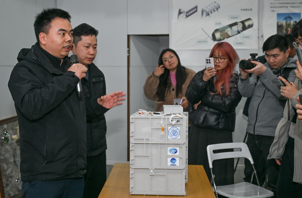 2月2日，在重庆大学深空探测联合研究中心，“神农开物2号”载荷副总设计师王康在现场介绍情况。