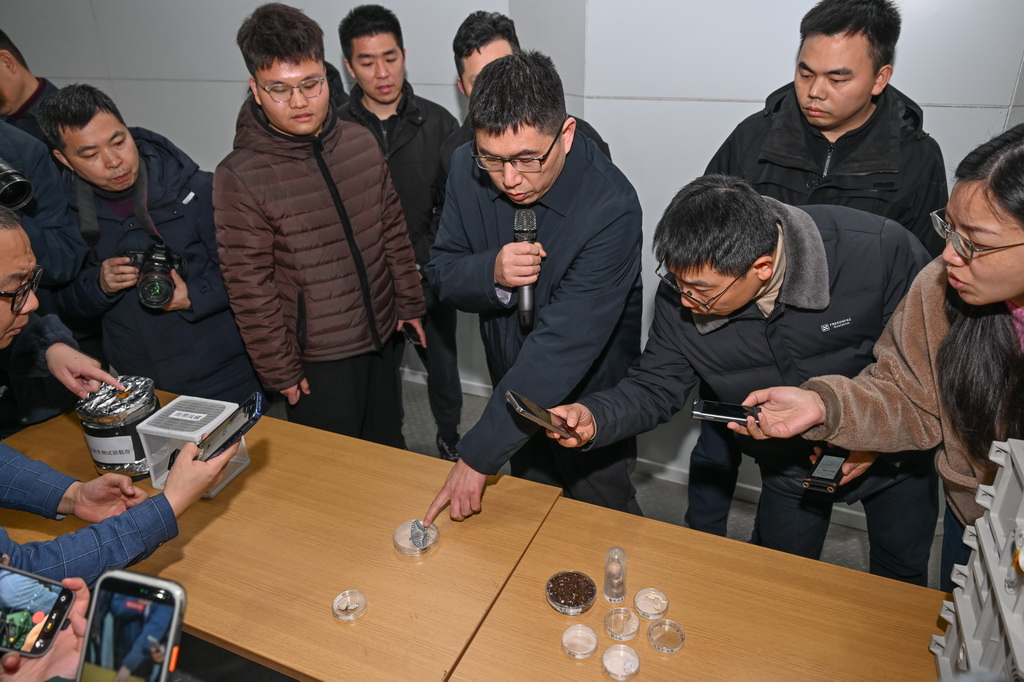 2月2日,在重庆大学深空探测联合研究中心,邱丹副教授在现场讲解。