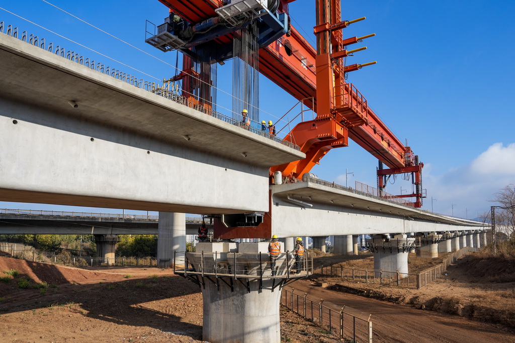 这是2月3日拍摄的渝昆高铁最后一榀箱梁架设施工现场。