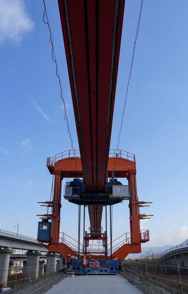 這是2月3日拍攝的渝昆高鐵最后一榀箱梁架設施工現場。